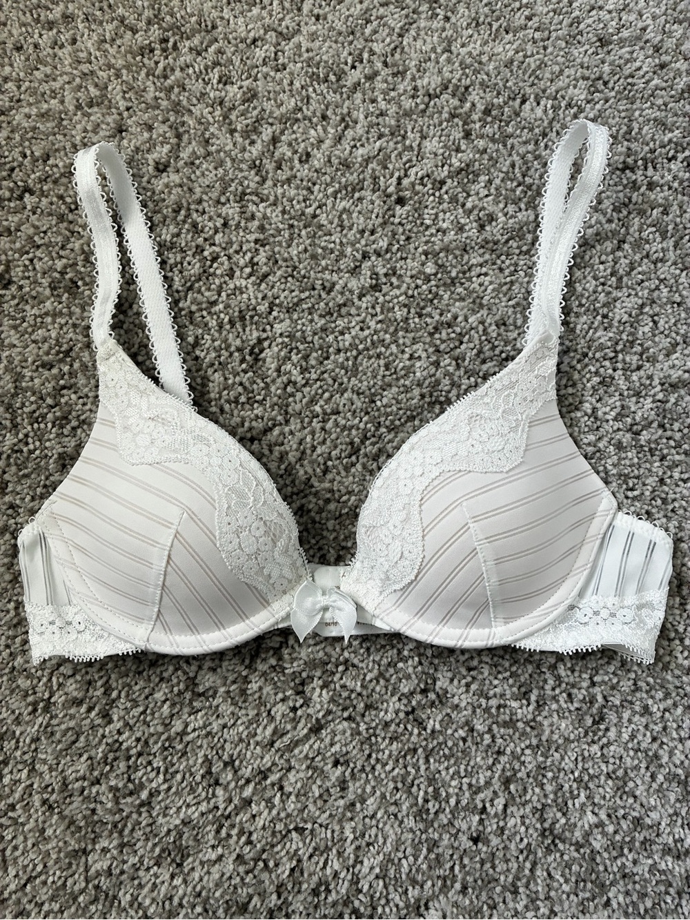 Ambrielle White Lace-Trim Push Up Bra with Satin Center Bow